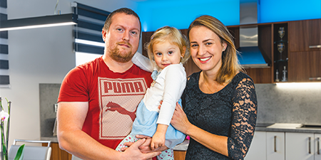 dřevostavba je předána na klíč po dokončení spokojená rodina po předání na klíč